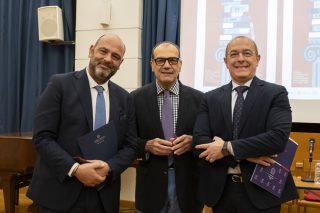 Ο υφυπουργός Πολιτισμού Ιάσων Φωτήλας, ο πρόεδρος του Ελληνικού Ιδρύματος Βιβλίου και Πολιτισμού (ΕΛΙΒΙΠ) Νίκος Μπακουνάκης και ο πρέσβης της Ιταλίας στην Αθήνα, Paolo Cuculi